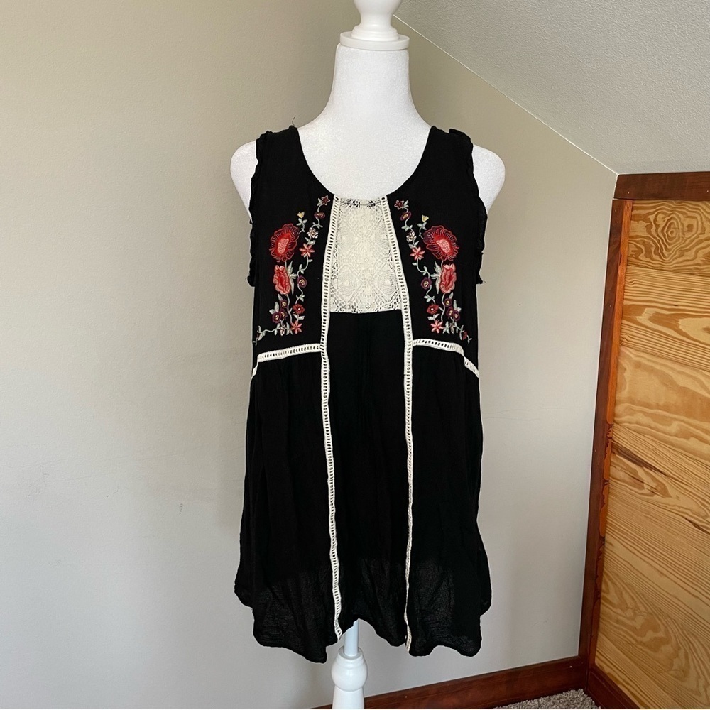 Umgee Black Sleeveless Crochet Floral Embroidered Top Small